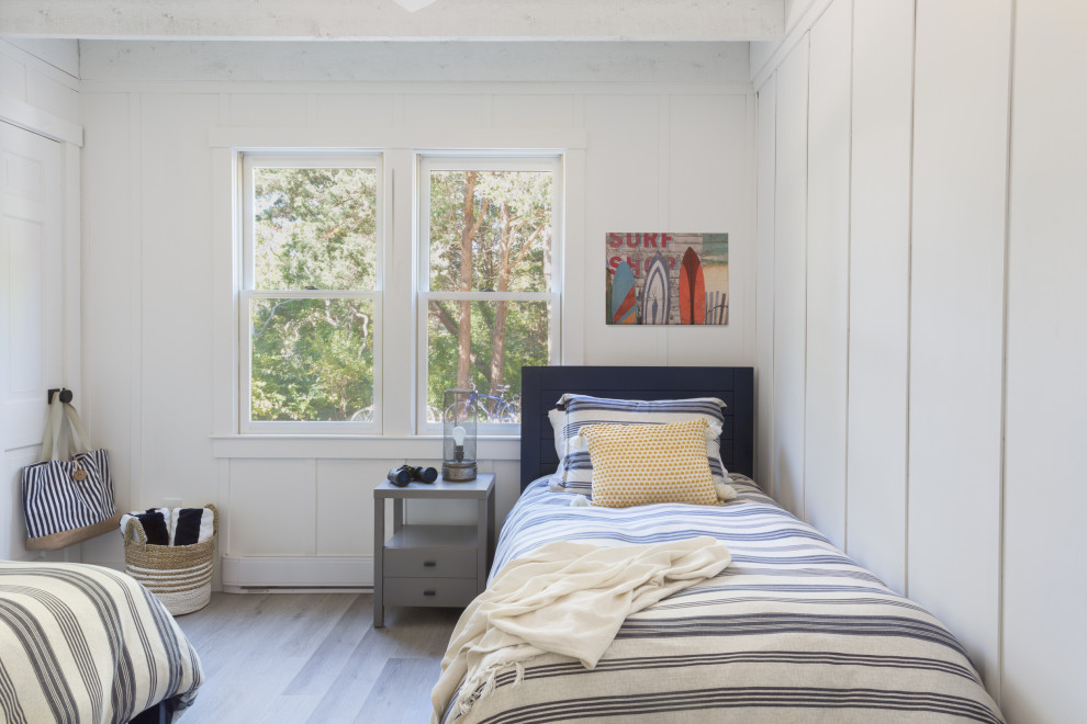 Inspiration för maritima sovrum, med vita väggar, mellanmörkt trägolv och grått golv