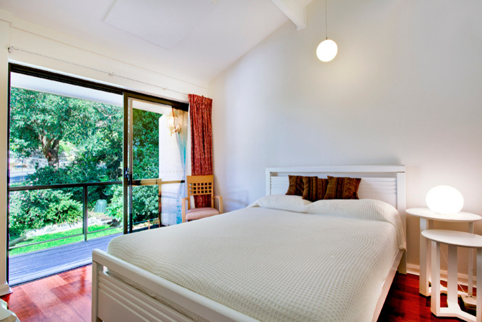 Стильный дизайн: гостевая спальня (комната для гостей) в стиле фьюжн с фиолетовыми стенами и паркетным полом среднего тона - последний тренд