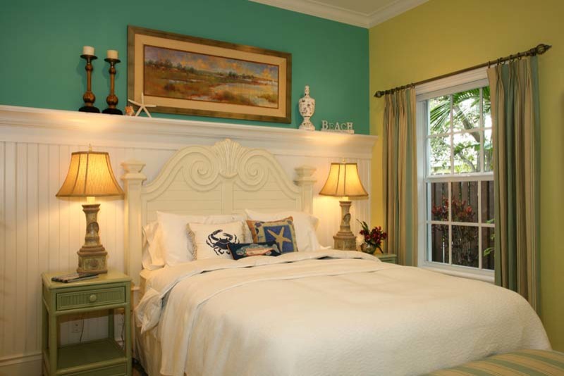 Immagine di una camera da letto stile marino con pareti multicolore