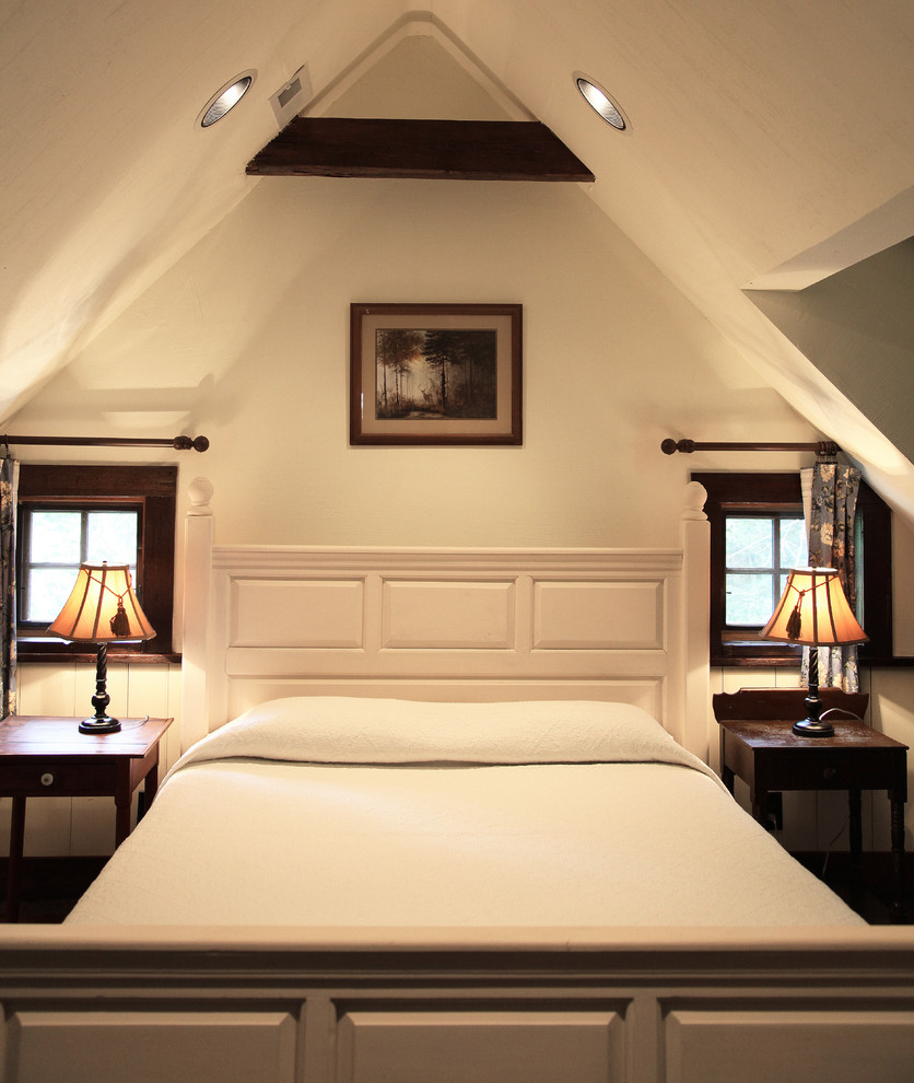На фото: хозяйская спальня среднего размера в стиле рустика с белыми стенами и темным паркетным полом
