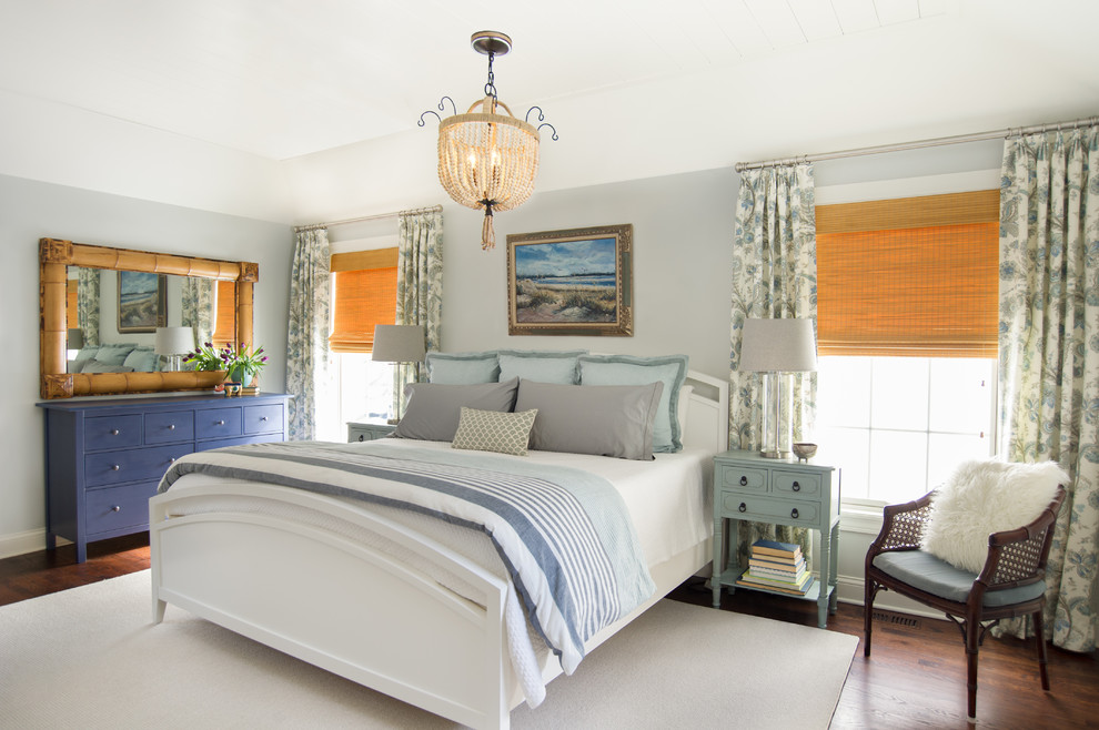 Idée de décoration pour une chambre parentale marine de taille moyenne avec un mur gris, un sol en bois brun et un sol marron.