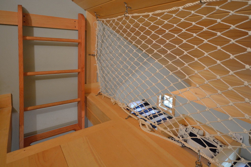 Modelo de dormitorio tipo loft bohemio con paredes azules y suelo de madera en tonos medios