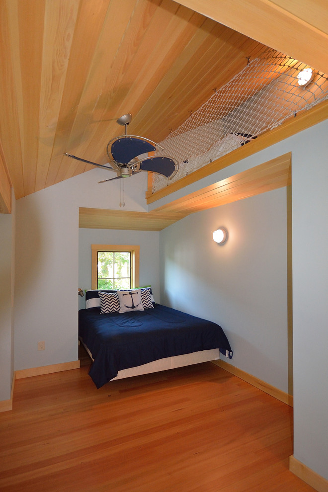 Ispirazione per una camera da letto stile loft bohémian con pareti blu e pavimento in legno massello medio