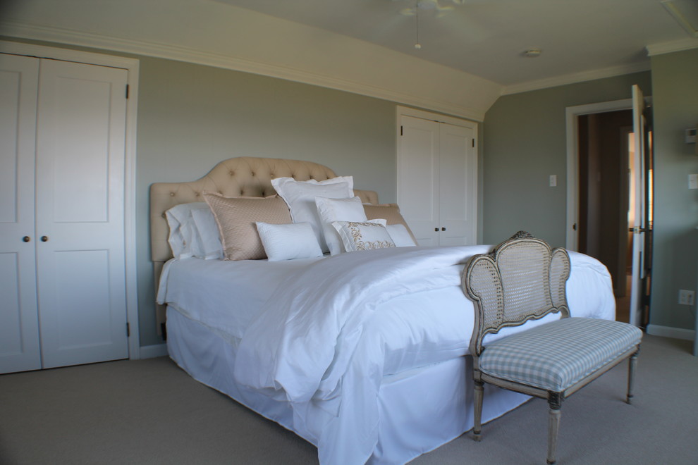 Foto de dormitorio principal actual de tamaño medio con paredes verdes y moqueta