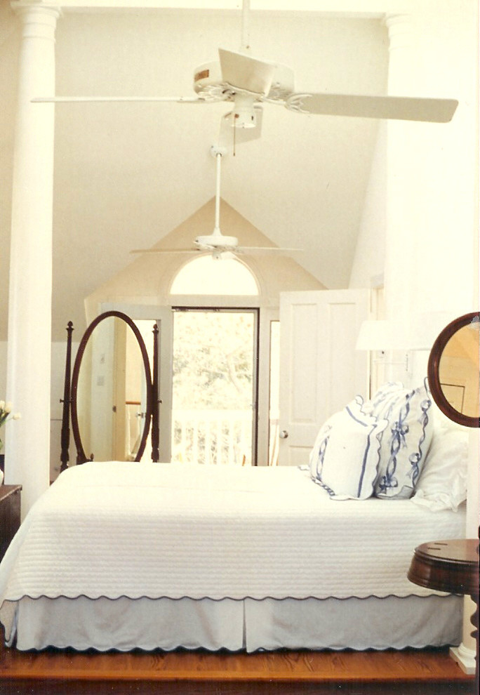 На фото: большая хозяйская спальня в классическом стиле с белыми стенами, паркетным полом среднего тона, стандартным камином и фасадом камина из дерева