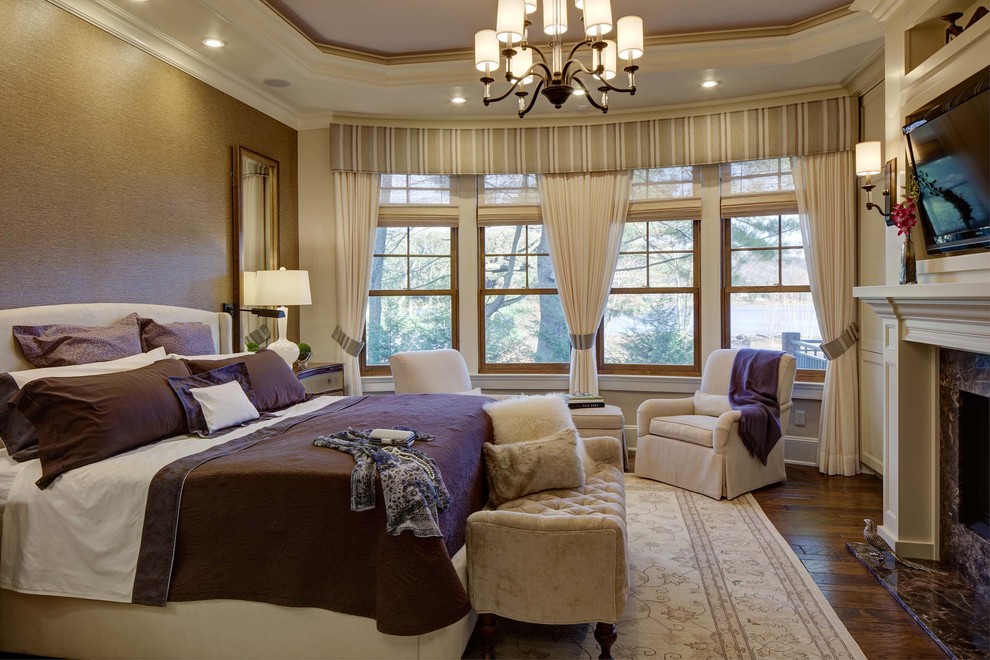 Mittelgroßes Klassisches Gästezimmer mit brauner Wandfarbe, dunklem Holzboden, Kamin, Kaminumrandung aus Stein und braunem Boden in New York