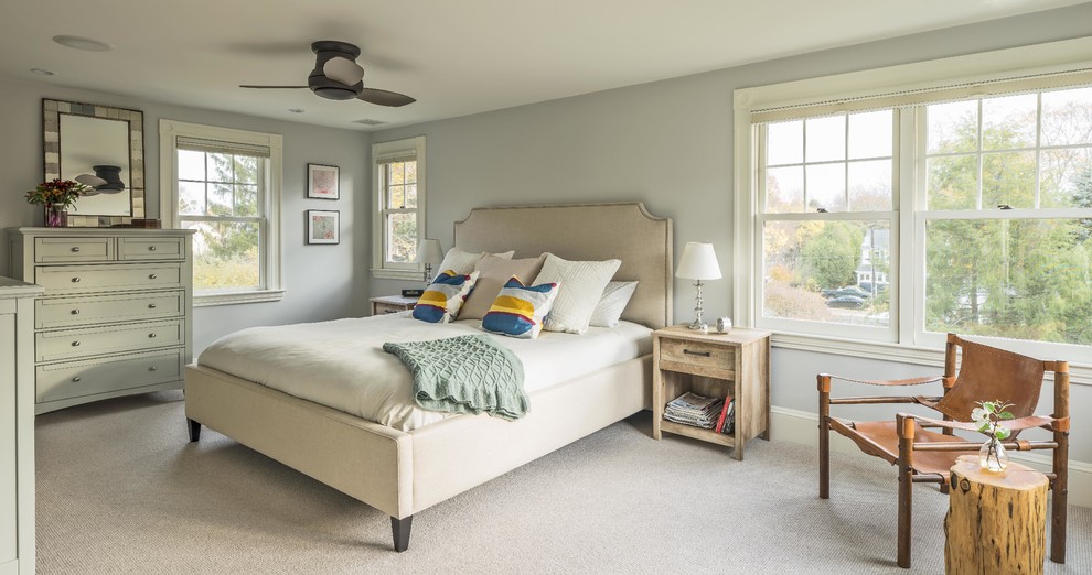 Идея дизайна: хозяйская спальня среднего размера в стиле кантри с серыми стенами и ковровым покрытием