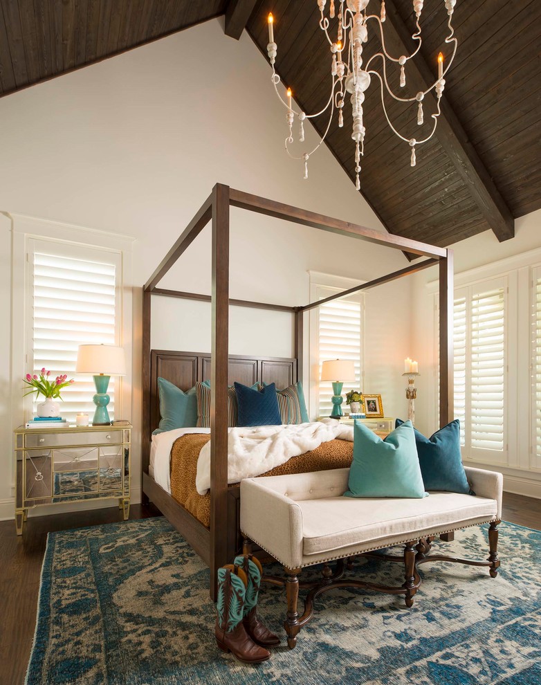 Klassisches Schlafzimmer mit weißer Wandfarbe, dunklem Holzboden und braunem Boden in Dallas