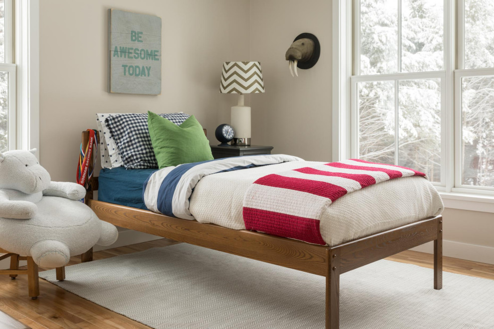 Idee per una camera da letto country di medie dimensioni con pavimento in legno massello medio, pavimento marrone e pareti beige