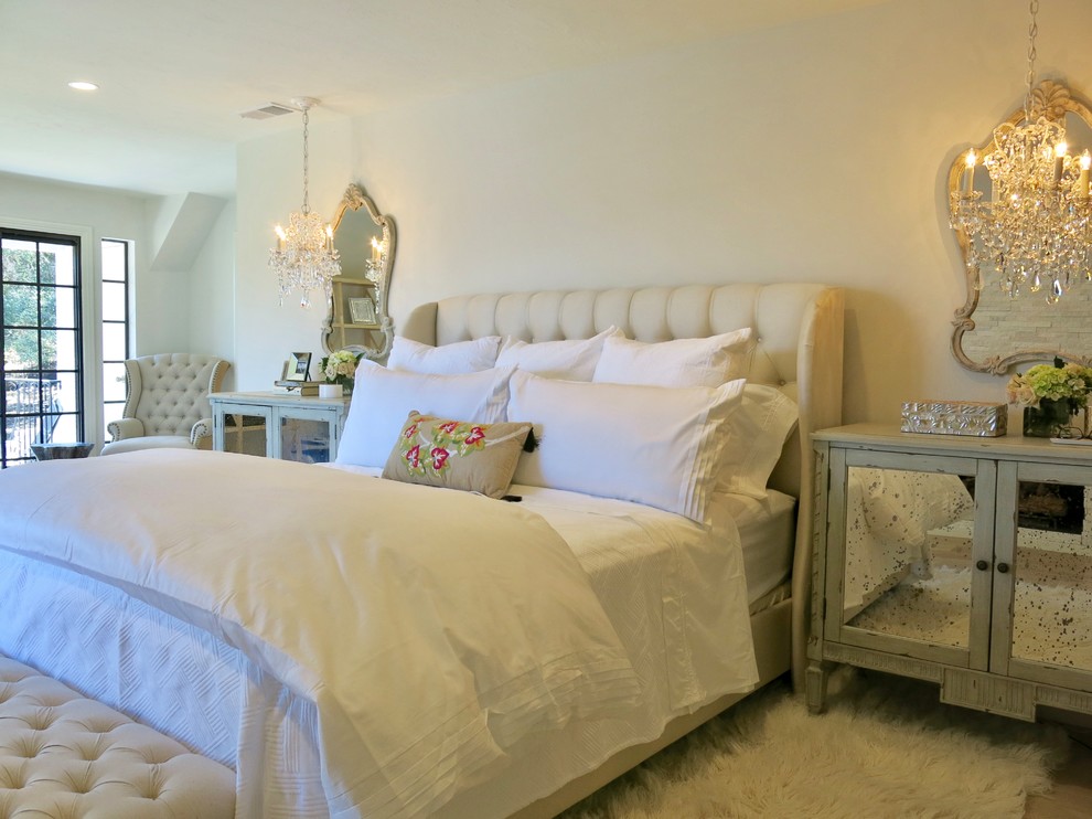 他の地域にある広いシャビーシック調のおしゃれな主寝室 (白い壁、淡色無垢フローリング、標準型暖炉、石材の暖炉まわり、グレーの床)