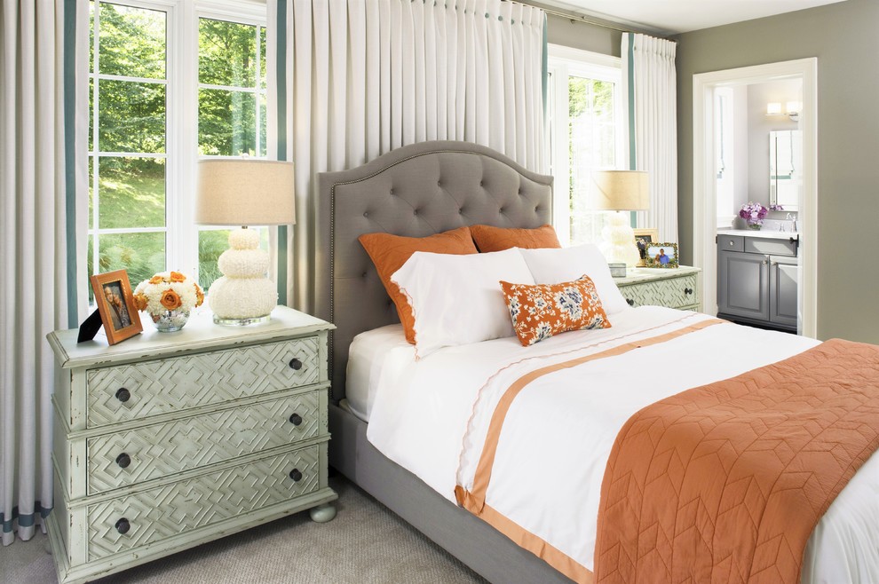 Идея дизайна: гостевая спальня среднего размера, (комната для гостей) в стиле неоклассика (современная классика) с ковровым покрытием и серыми стенами без камина
