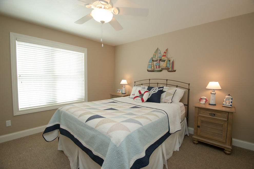 Modelo de habitación de invitados costera de tamaño medio con paredes beige y moqueta