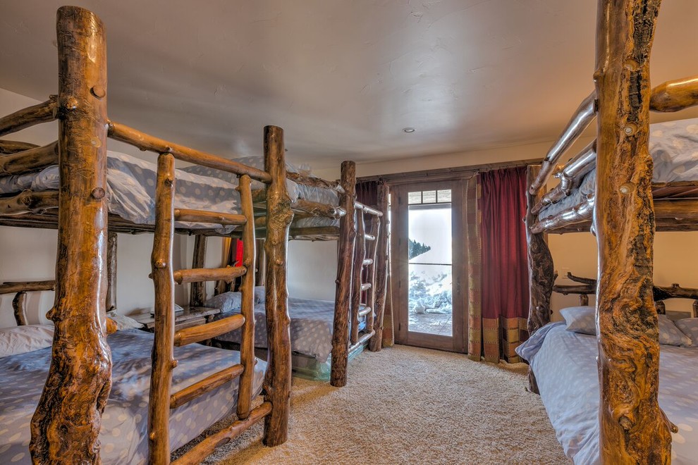 Großes Uriges Schlafzimmer ohne Kamin mit weißer Wandfarbe und Teppichboden in Denver