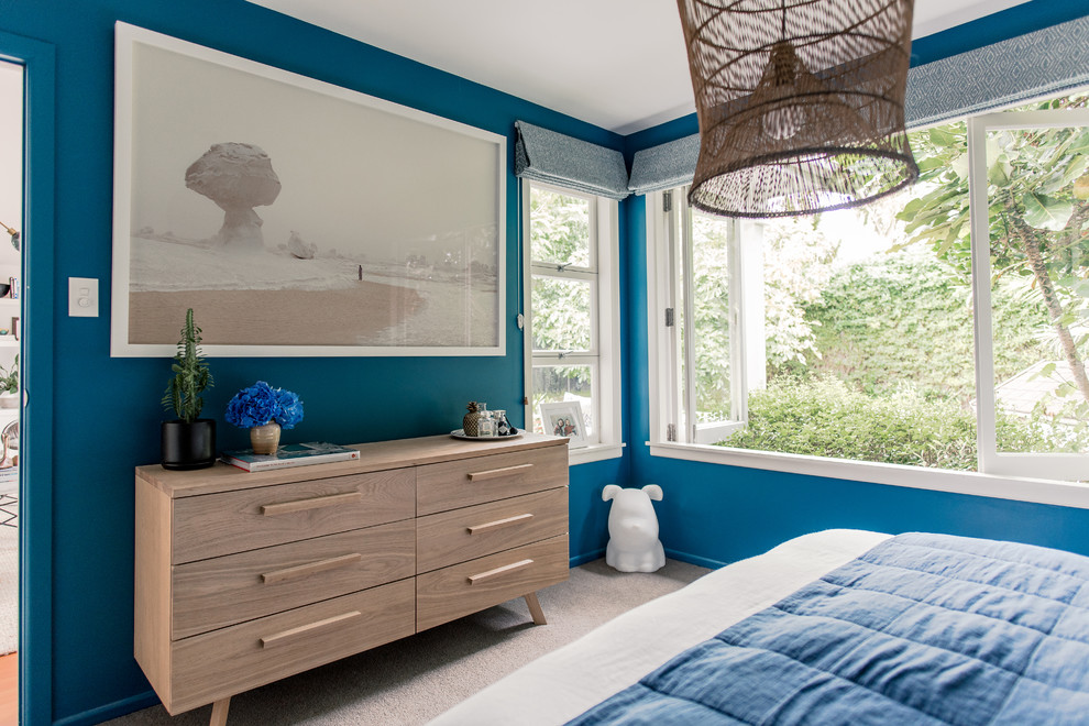 Mittelgroßes Modernes Hauptschlafzimmer mit blauer Wandfarbe, Teppichboden und beigem Boden in Auckland