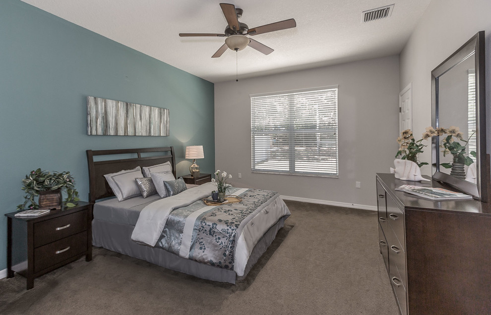 Mittelgroßes Modernes Hauptschlafzimmer ohne Kamin mit blauer Wandfarbe, Teppichboden und beigem Boden in Tampa