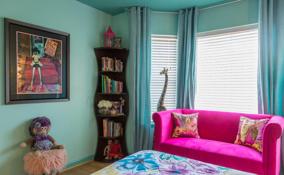 Пример оригинального дизайна: гостевая спальня среднего размера, (комната для гостей) в стиле фьюжн с синими стенами, светлым паркетным полом и бежевым полом без камина