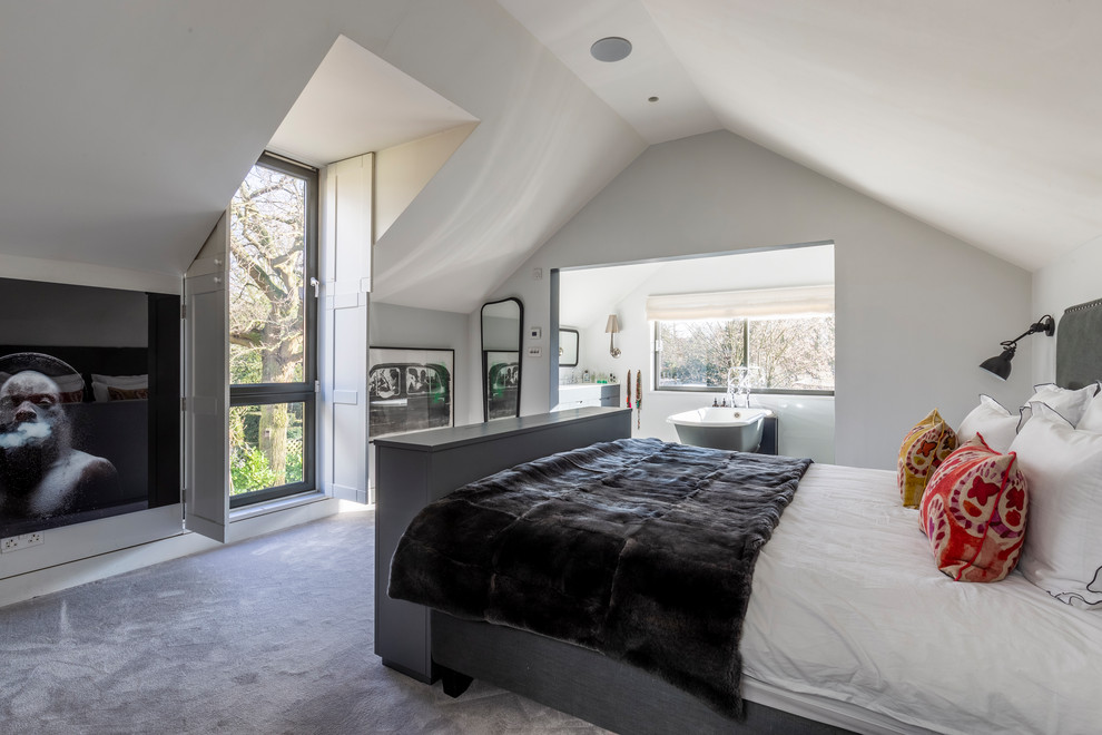 Modernes Hauptschlafzimmer mit weißer Wandfarbe, Teppichboden und grauem Boden in London