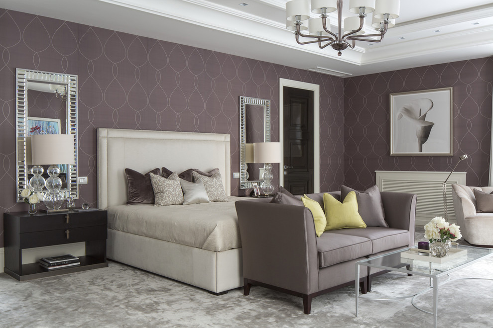Imagen de dormitorio tradicional renovado con paredes púrpuras, moqueta y suelo gris