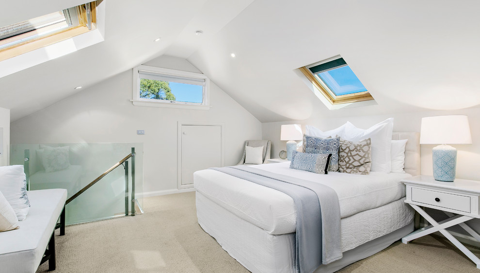Mittelgroßes Klassisches Schlafzimmer im Loft-Style mit weißer Wandfarbe, Teppichboden und beigem Boden in Sydney