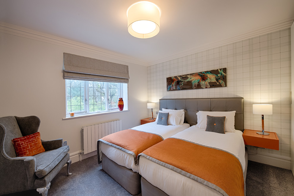 Imagen de dormitorio actual con paredes blancas, moqueta y suelo gris