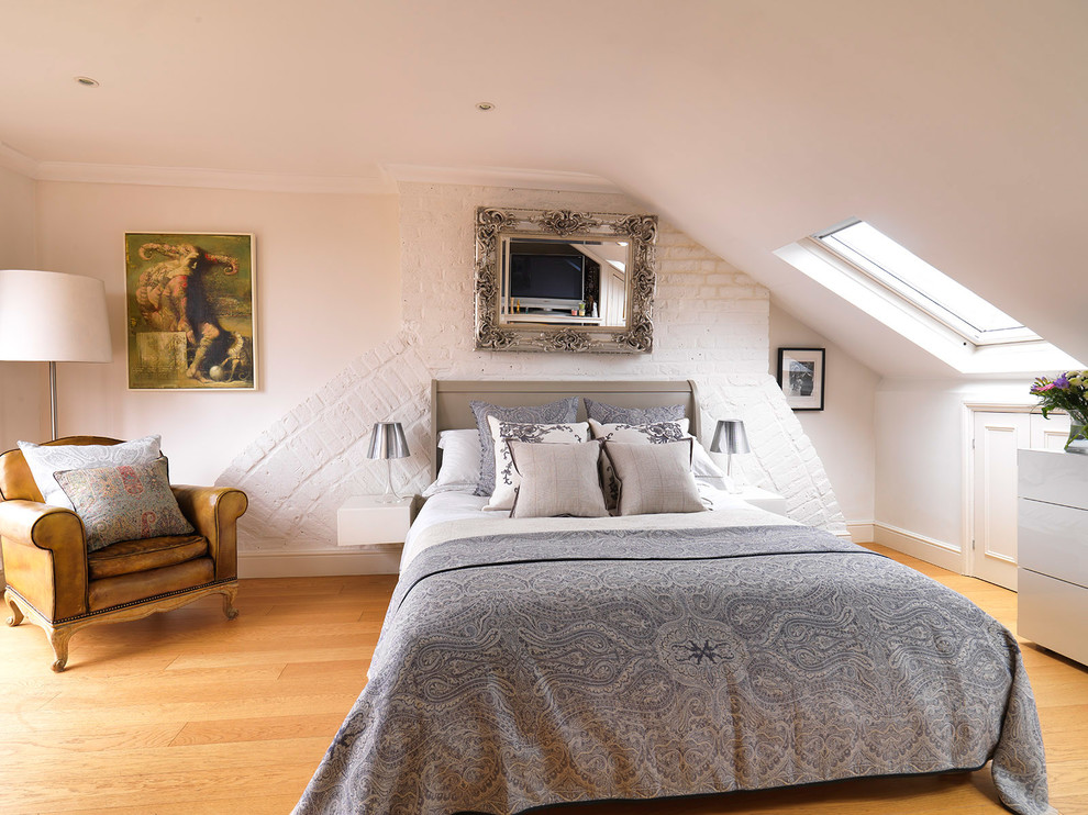 ロンドンにある中くらいなエクレクティックスタイルのおしゃれな主寝室 (白い壁、淡色無垢フローリング、勾配天井)