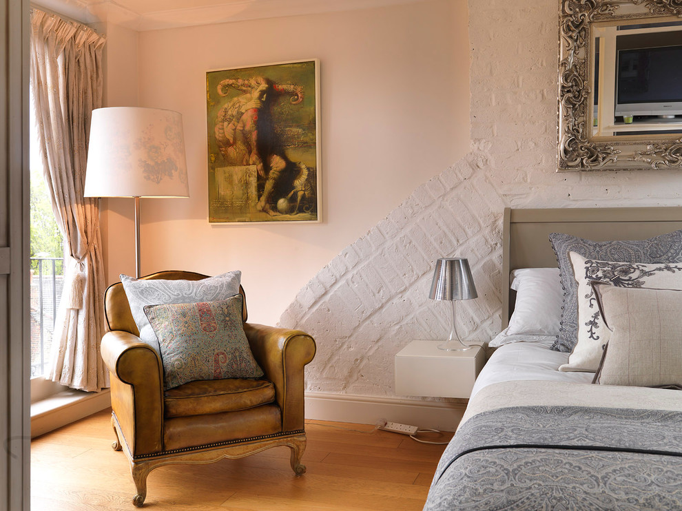 ロンドンにある中くらいなエクレクティックスタイルのおしゃれな主寝室 (白い壁、淡色無垢フローリング) のレイアウト