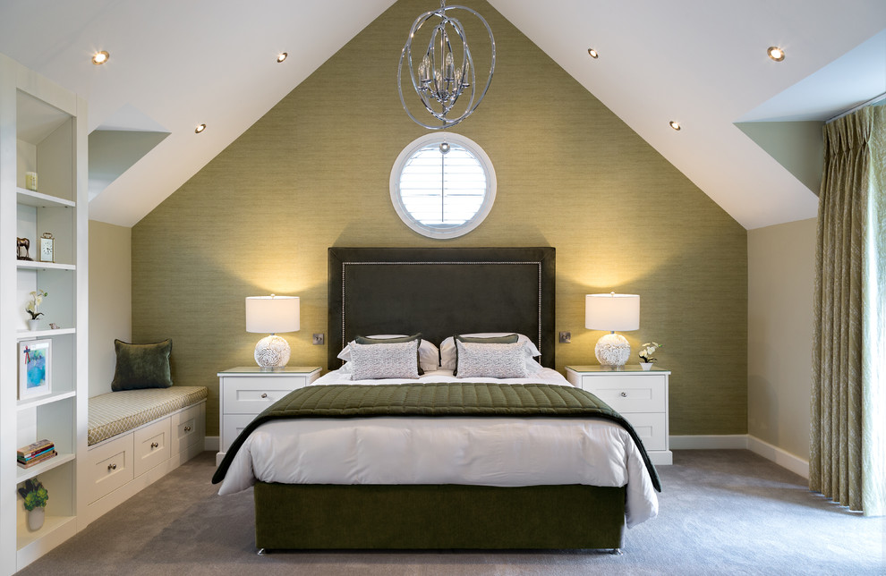 Aménagement d'une grande chambre classique avec un mur vert, aucune cheminée et un sol gris.