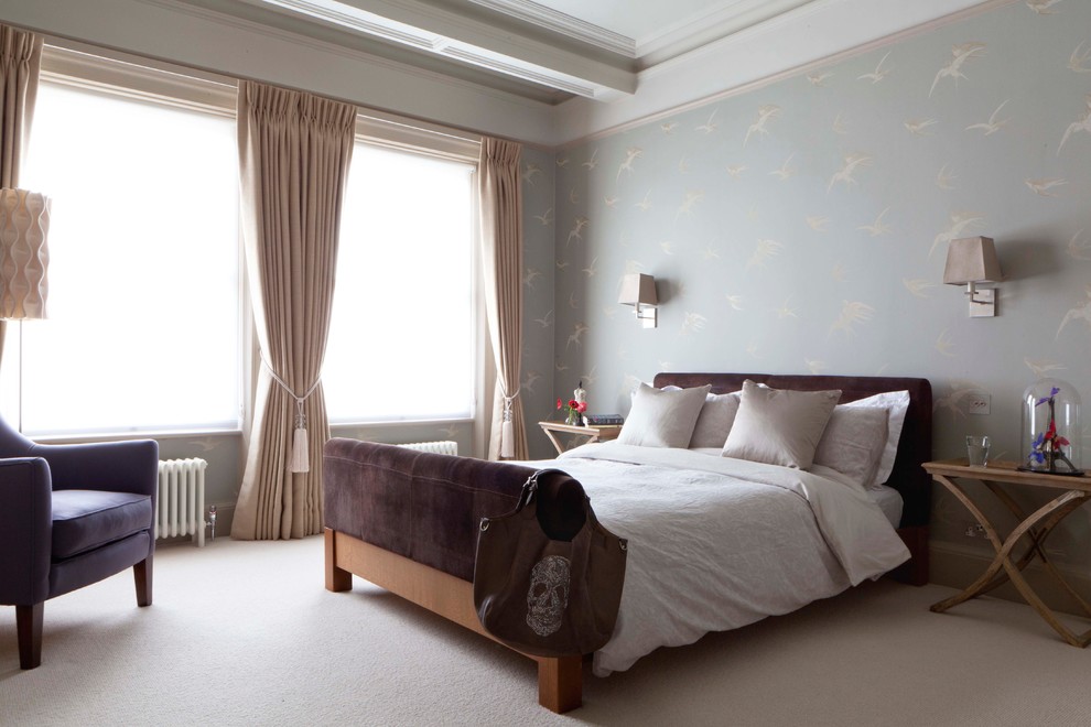ロンドンにあるトラディショナルスタイルのおしゃれな主寝室 (青い壁、カーペット敷き)