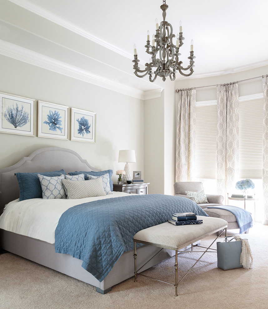 Пример оригинального дизайна: большая хозяйская спальня: освещение в морском стиле с серыми стенами, ковровым покрытием и бежевым полом
