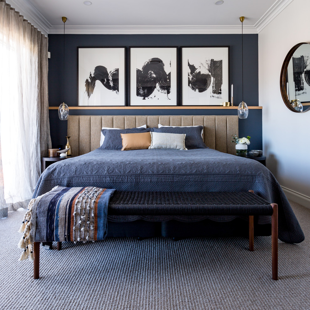 シドニーにある広いコンテンポラリースタイルのおしゃれな主寝室 (白い壁、カーペット敷き、グレーの床) のインテリア