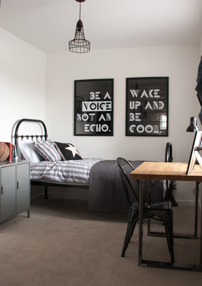 На фото: хозяйская спальня среднего размера в стиле неоклассика (современная классика) с ковровым покрытием и бежевым полом