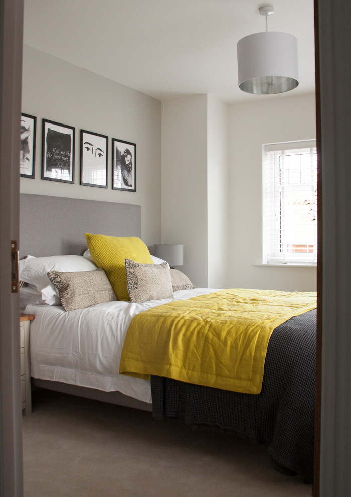Idée de décoration pour une chambre tradition de taille moyenne avec un sol beige.