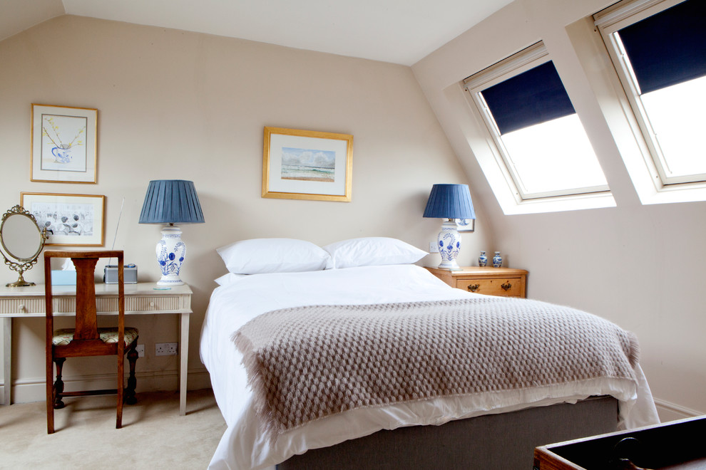 Imagen de habitación de invitados tradicional de tamaño medio con moqueta, paredes marrones y suelo beige
