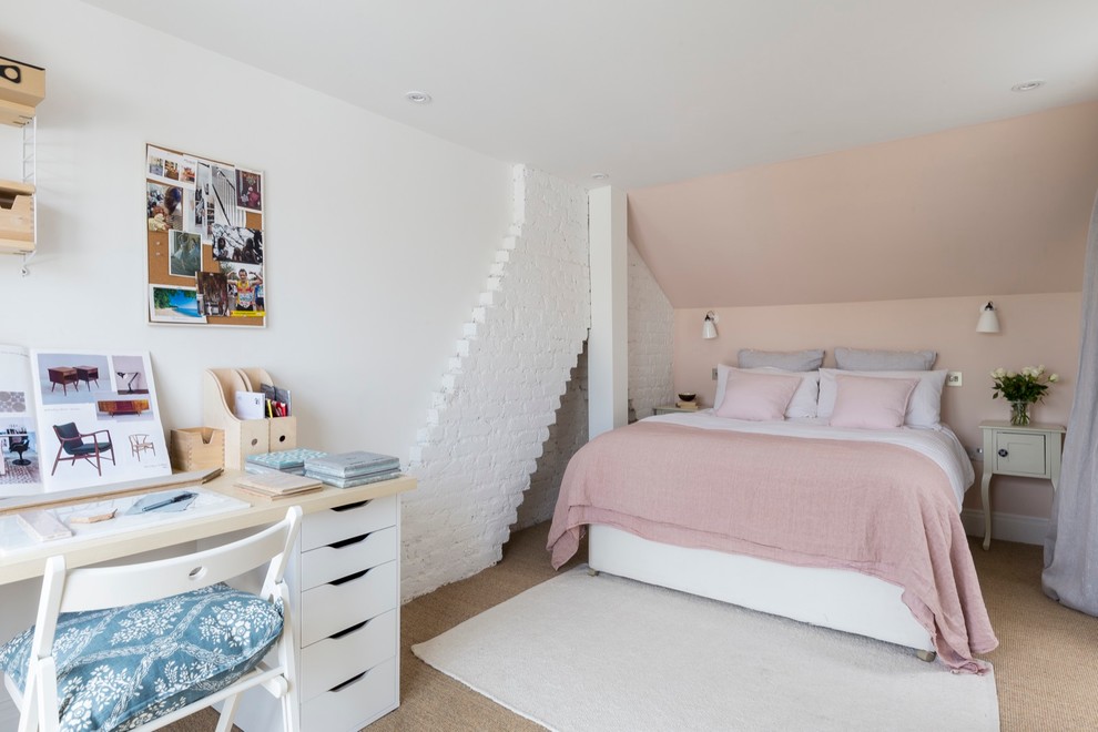 ロンドンにある中くらいなトランジショナルスタイルのおしゃれな客用寝室 (マルチカラーの壁、カーペット敷き、暖炉なし) のインテリア