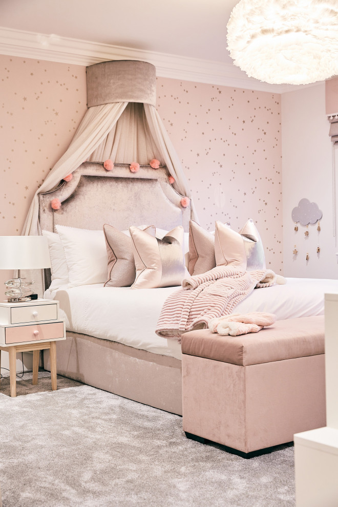 Inspiration pour une chambre design de taille moyenne avec un mur rose et un sol beige.