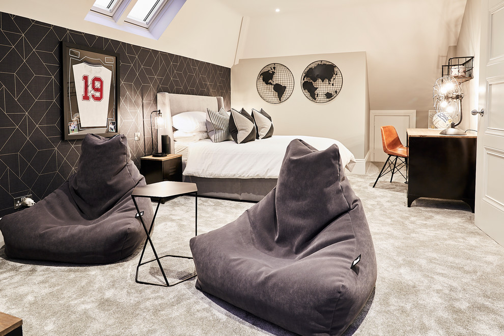 チェシャーにある広いコンテンポラリースタイルのおしゃれな客用寝室 (黒い壁、カーペット敷き、グレーの床、壁紙) のレイアウト