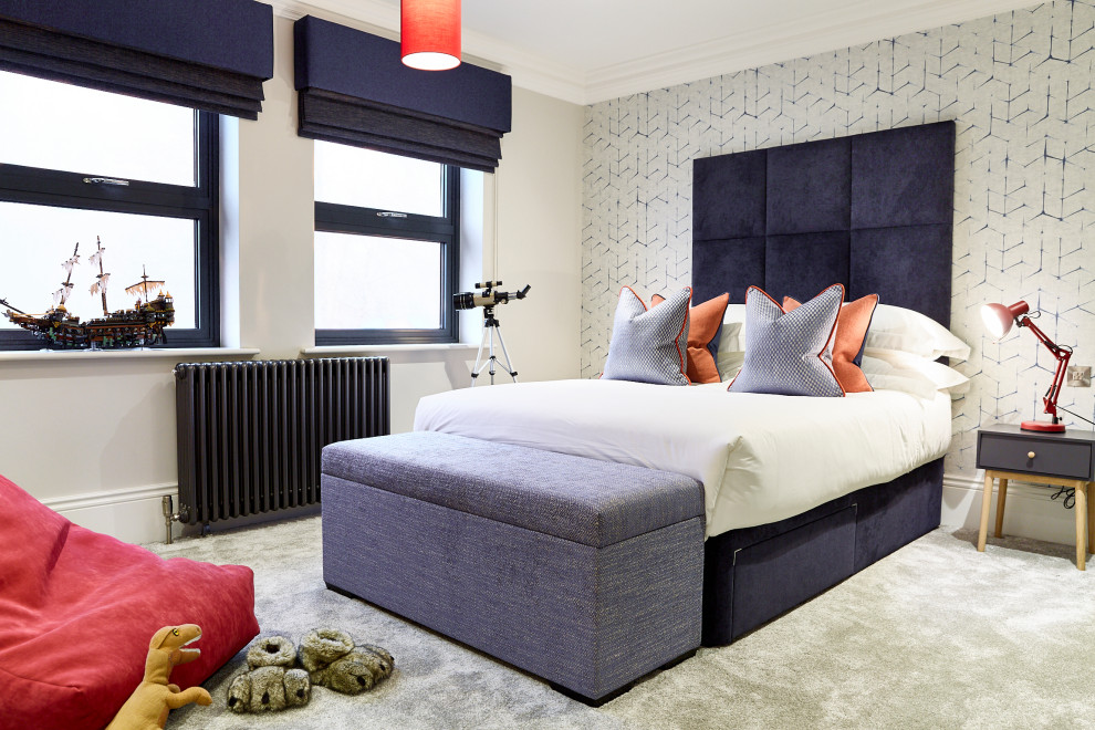 Modelo de habitación de invitados contemporánea grande con moqueta, suelo gris y papel pintado