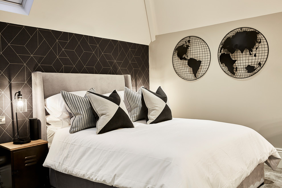 Modelo de habitación de invitados contemporánea grande con paredes negras, moqueta, suelo gris y papel pintado