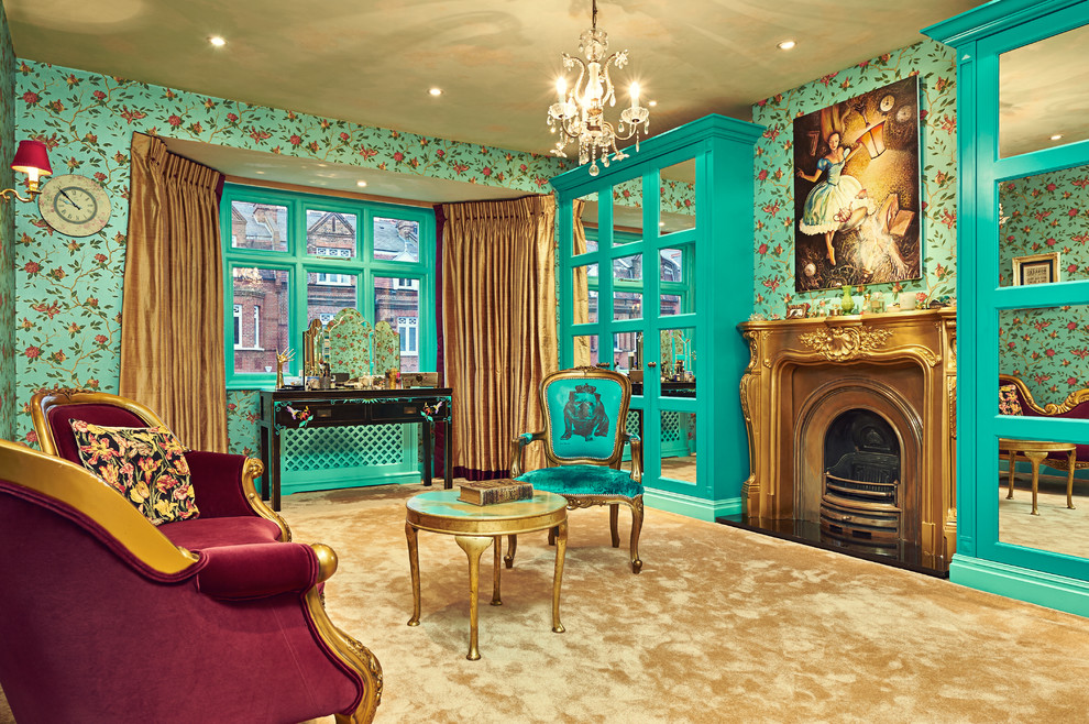 Cette photo montre une chambre éclectique de taille moyenne avec un mur multicolore, une cheminée standard et un manteau de cheminée en plâtre.