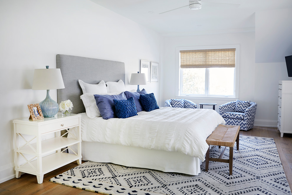Großes Maritimes Hauptschlafzimmer mit weißer Wandfarbe und hellem Holzboden in Toronto