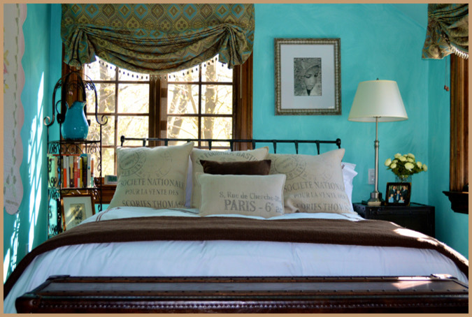 Immagine di una piccola camera degli ospiti tradizionale con pareti blu e parquet scuro