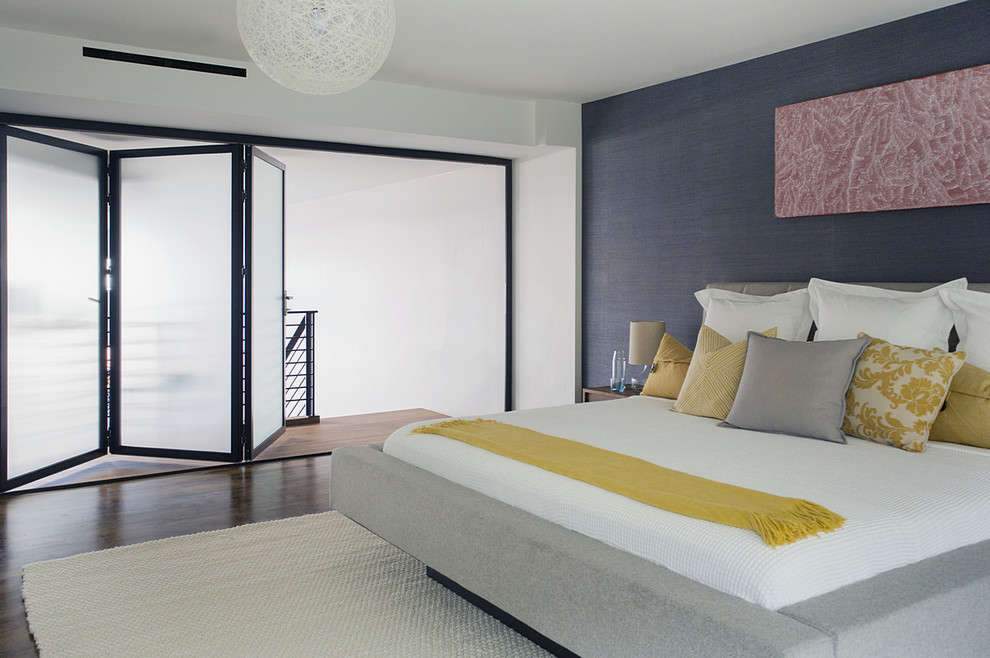 Источник вдохновения для домашнего уюта: хозяйская спальня среднего размера в современном стиле с синими стенами и темным паркетным полом