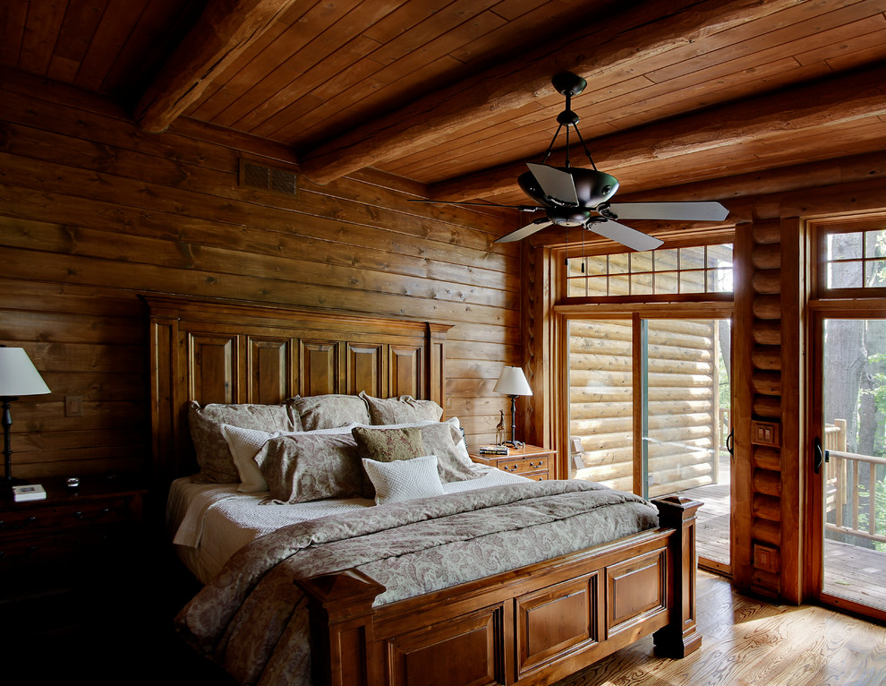 Aménagement d'une chambre d'amis montagne de taille moyenne avec un mur marron, un sol en bois brun, un sol marron et aucune cheminée.