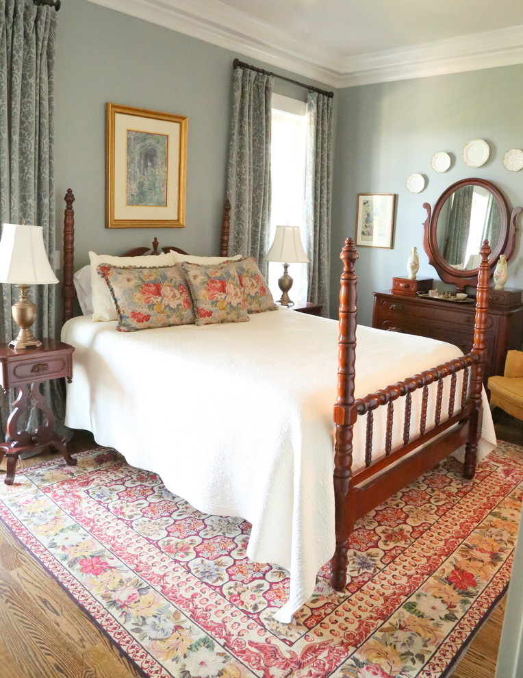 Foto de dormitorio tradicional con paredes grises y suelo de madera en tonos medios