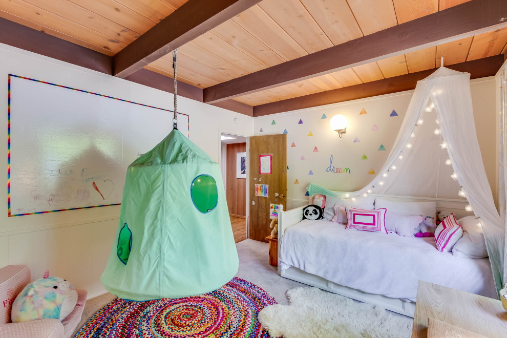 Inspiration pour une petite chambre avec moquette minimaliste avec un mur blanc et un sol multicolore.