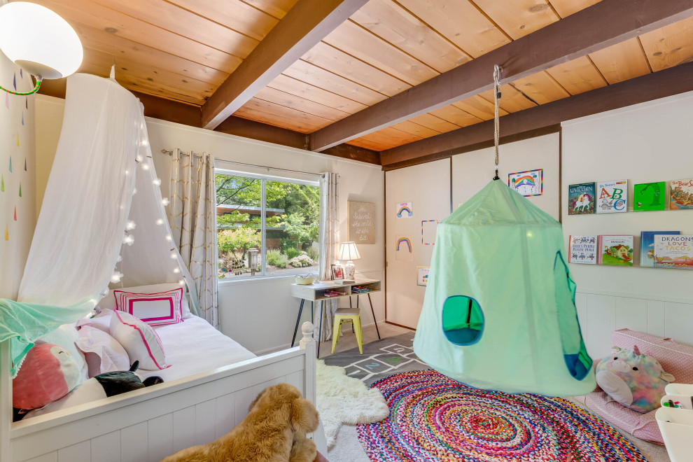 Свежая идея для дизайна: маленькая спальня в стиле модернизм с белыми стенами, ковровым покрытием и разноцветным полом для на участке и в саду - отличное фото интерьера