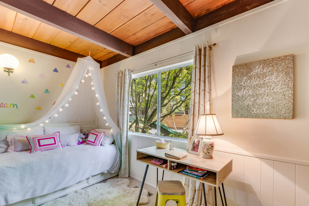 На фото: маленькая спальня в стиле модернизм с белыми стенами, ковровым покрытием и разноцветным полом для на участке и в саду