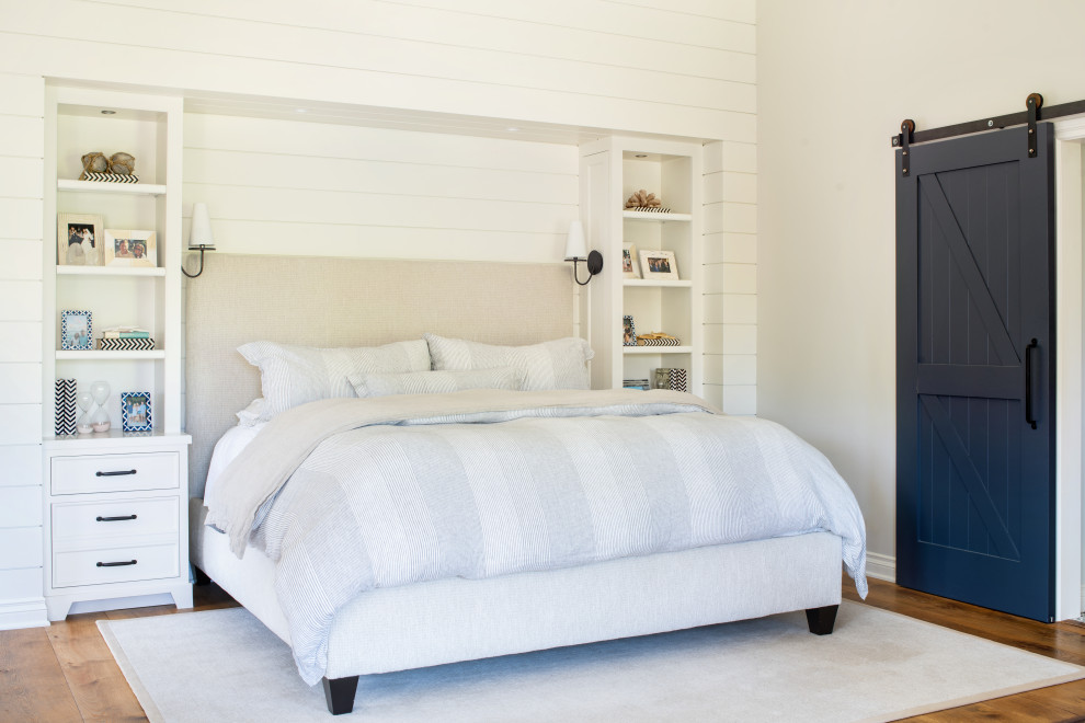 ロサンゼルスにある中くらいなビーチスタイルのおしゃれな寝室 (白い壁、無垢フローリング、暖炉なし、茶色い床、塗装板張りの壁) のレイアウト