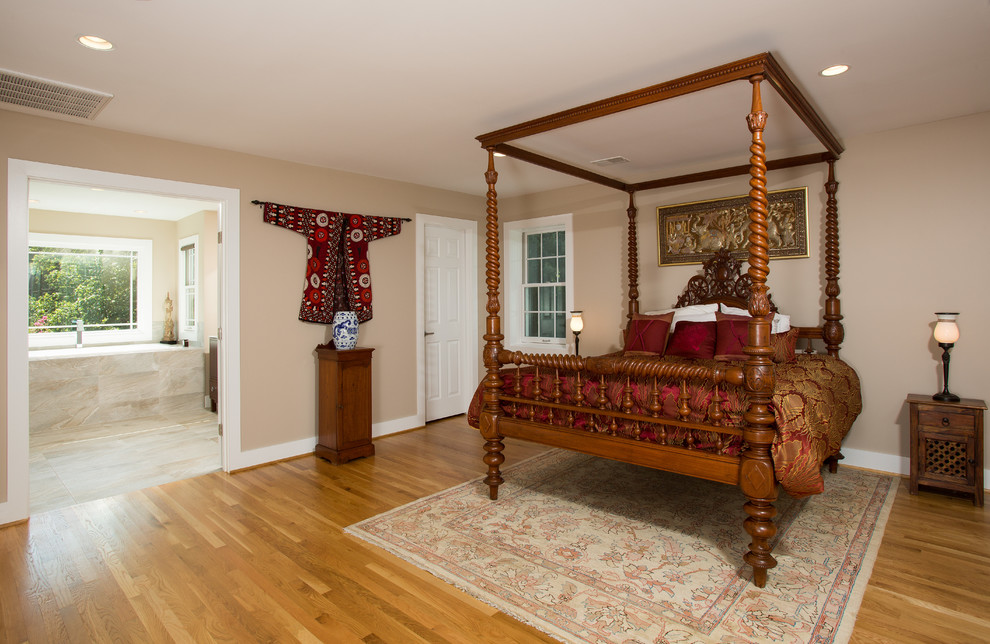 Imagen de dormitorio principal tradicional grande con paredes beige, suelo de madera en tonos medios y suelo marrón