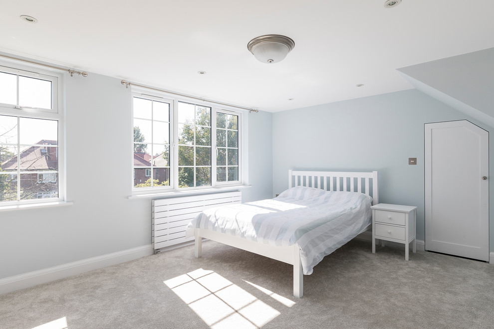 Idéer för mellanstora vintage gästrum, med blå väggar, heltäckningsmatta och grått golv